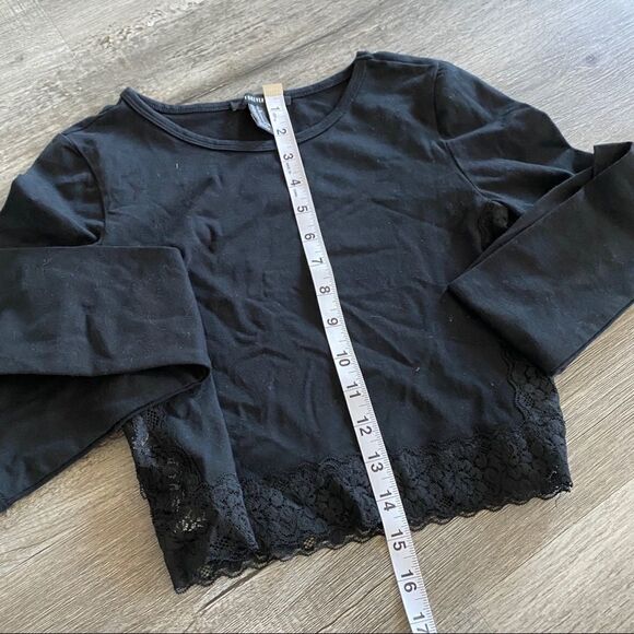 Nwot Lace accent crop top - Picture 7 of 8